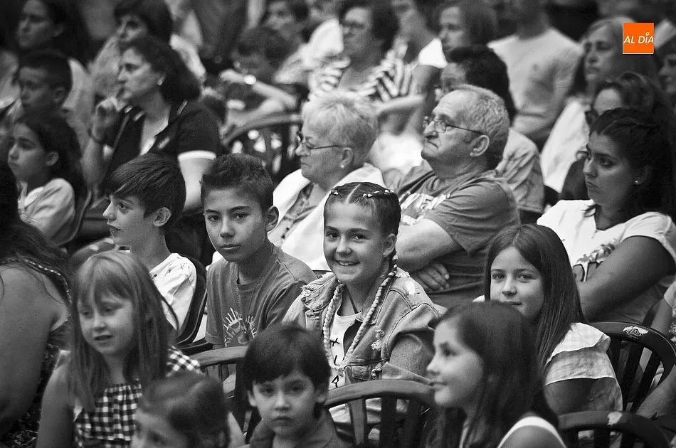 Foto 2 - Cientos de personas arropan en Herrasti el estreno absoluto de &lsquo;El punto de la i&rsquo;  