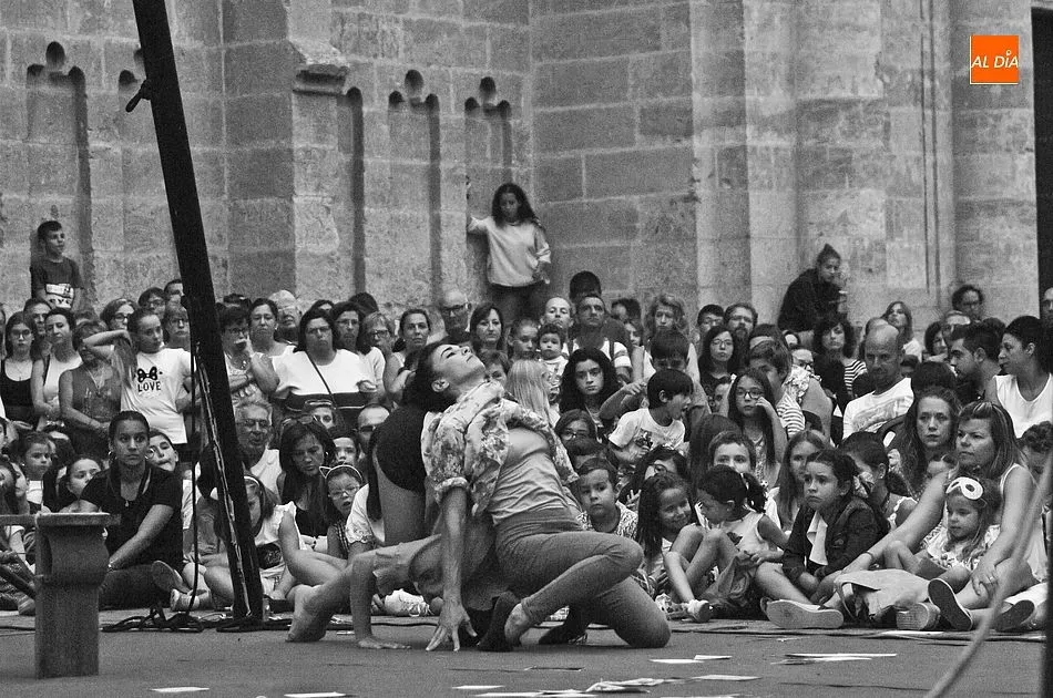 Foto 4 - Cientos de personas arropan en Herrasti el estreno absoluto de &lsquo;El punto de la i&rsquo;  