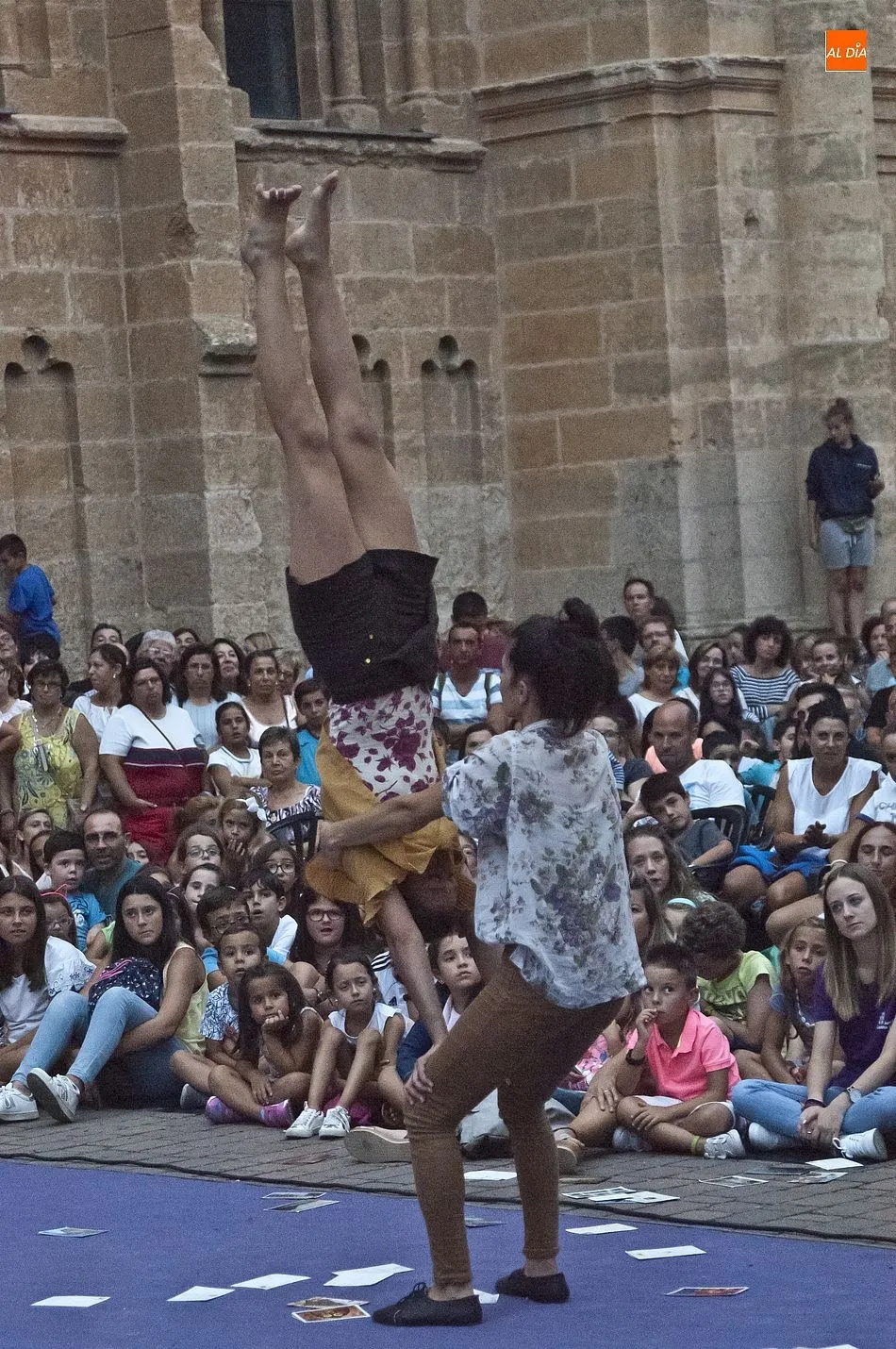 Foto 6 - Cientos de personas arropan en Herrasti el estreno absoluto de &lsquo;El punto de la i&rsquo;  