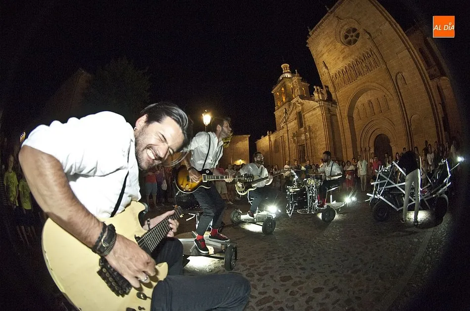 El pasacalles Manusear, al paso por la Catedral de Santa María | Fotos Adrián Martín