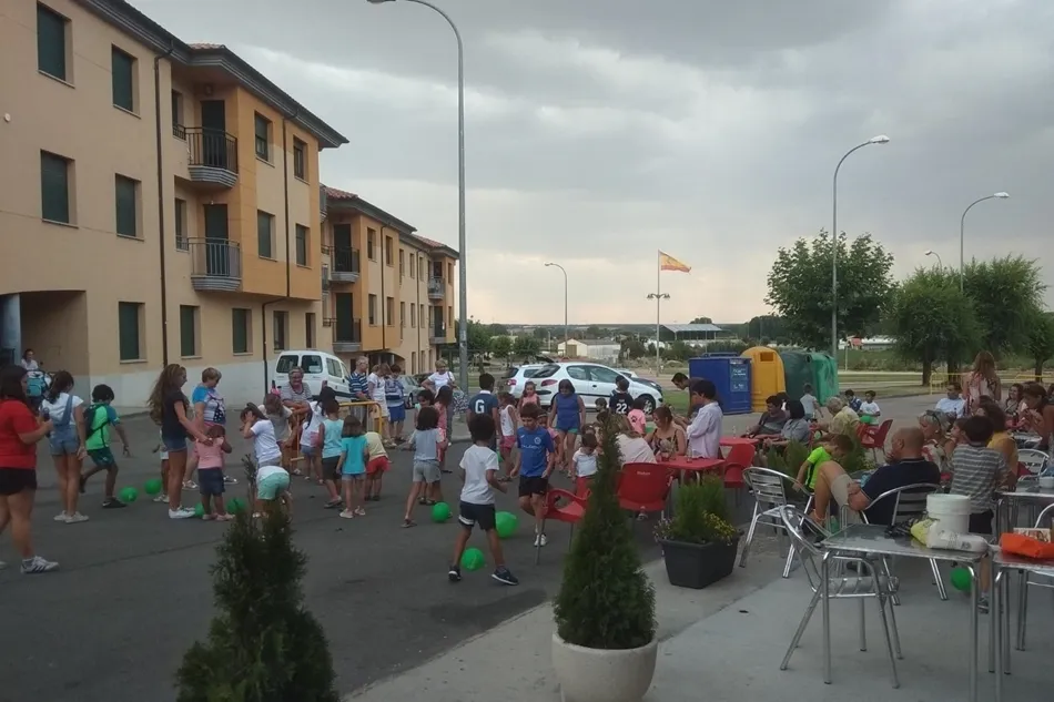 Foto 2 - Los ni&ntilde;os de Ledesma se lo pasan en grande con los juegos tradicionales