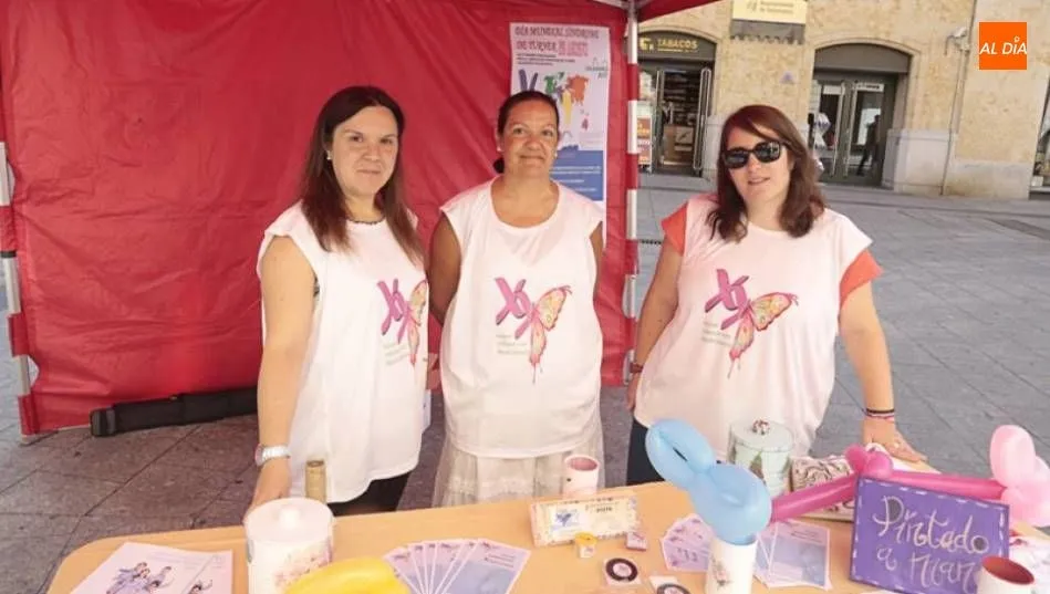 	Voluntarias de la Asociación Síndrome de Turner Alejandra Salamanca,  en la mesa informativa de la plaza del Liceo del año anterior