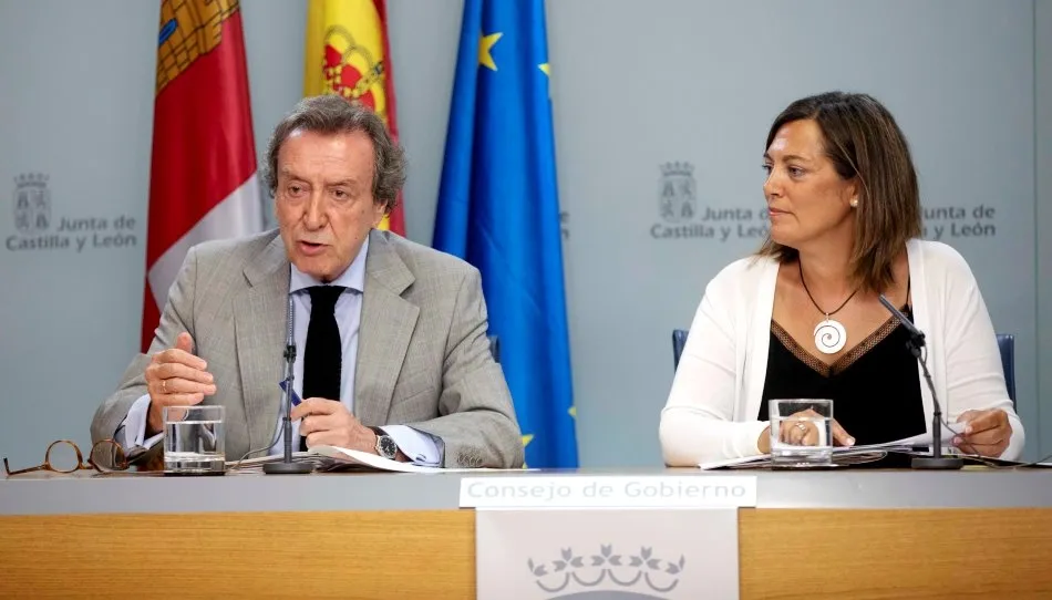 José Antonio de Santiago y Milagros Marcos, consejeros de la Junta, en la rueda de prensa tras el Consejo de Gobierno