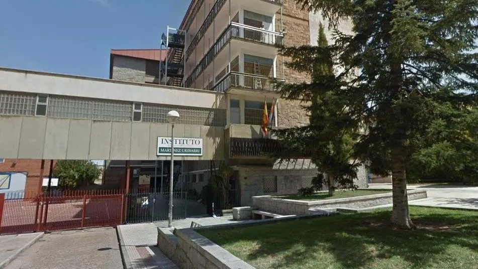 Fachada del IES Martínez Uribarri, uno de los centros de la provincia con nivel 5 (excelente) en la integración de las Tecnologías de la Información y de la Comunicación (TIC)