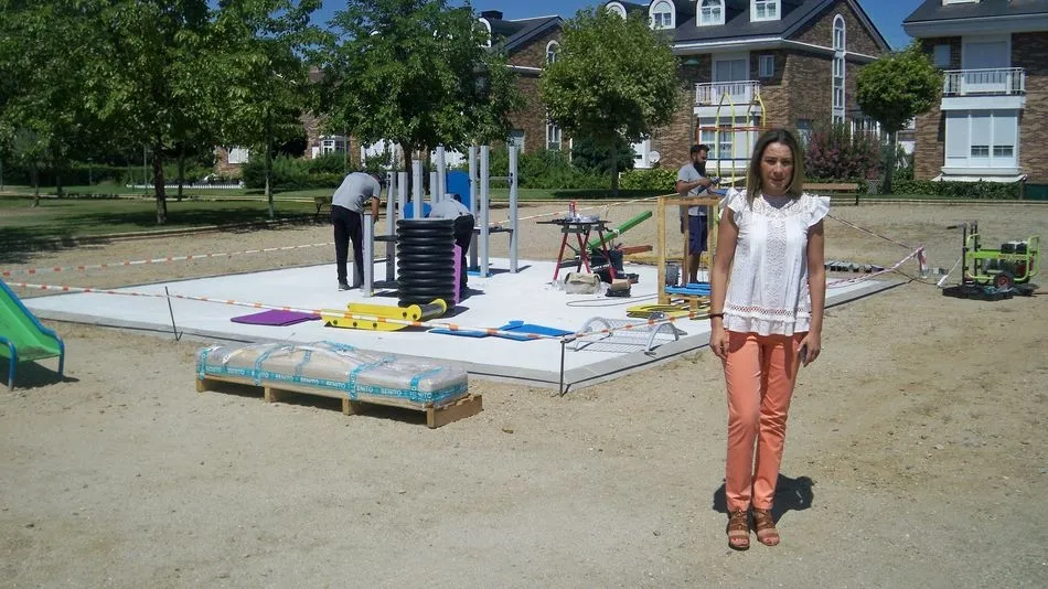 La concejala de Parques y Jardines, Marta Labrador, en el nuevo espacio infantil