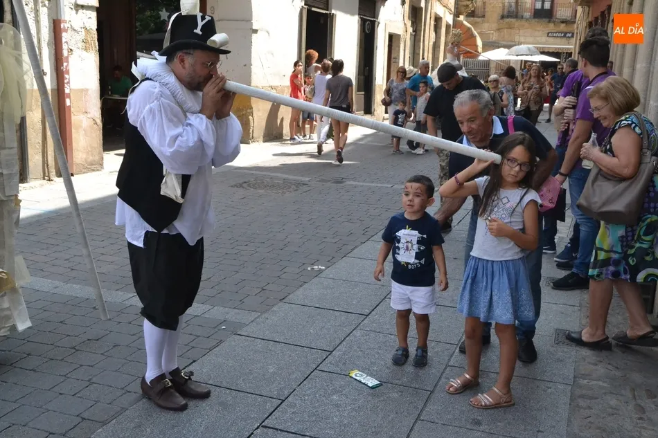 Foto 9 - generacionTeatro vuelve a recorrer las calles tras visitar el Mercado de Abastos  