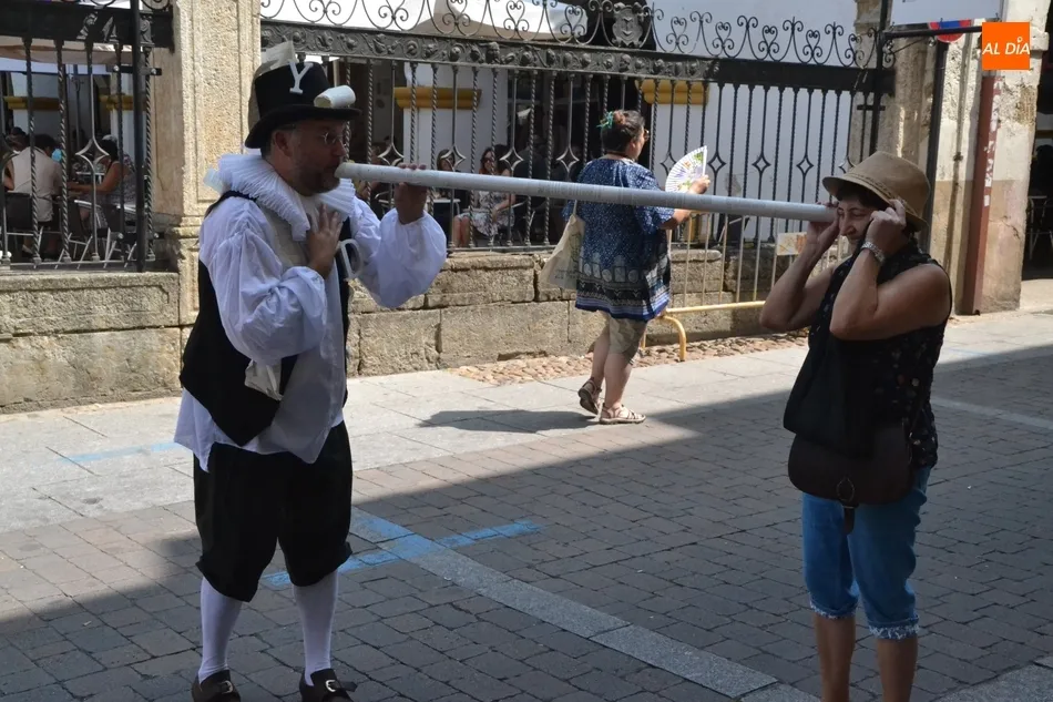 Foto 8 - generacionTeatro vuelve a recorrer las calles tras visitar el Mercado de Abastos  
