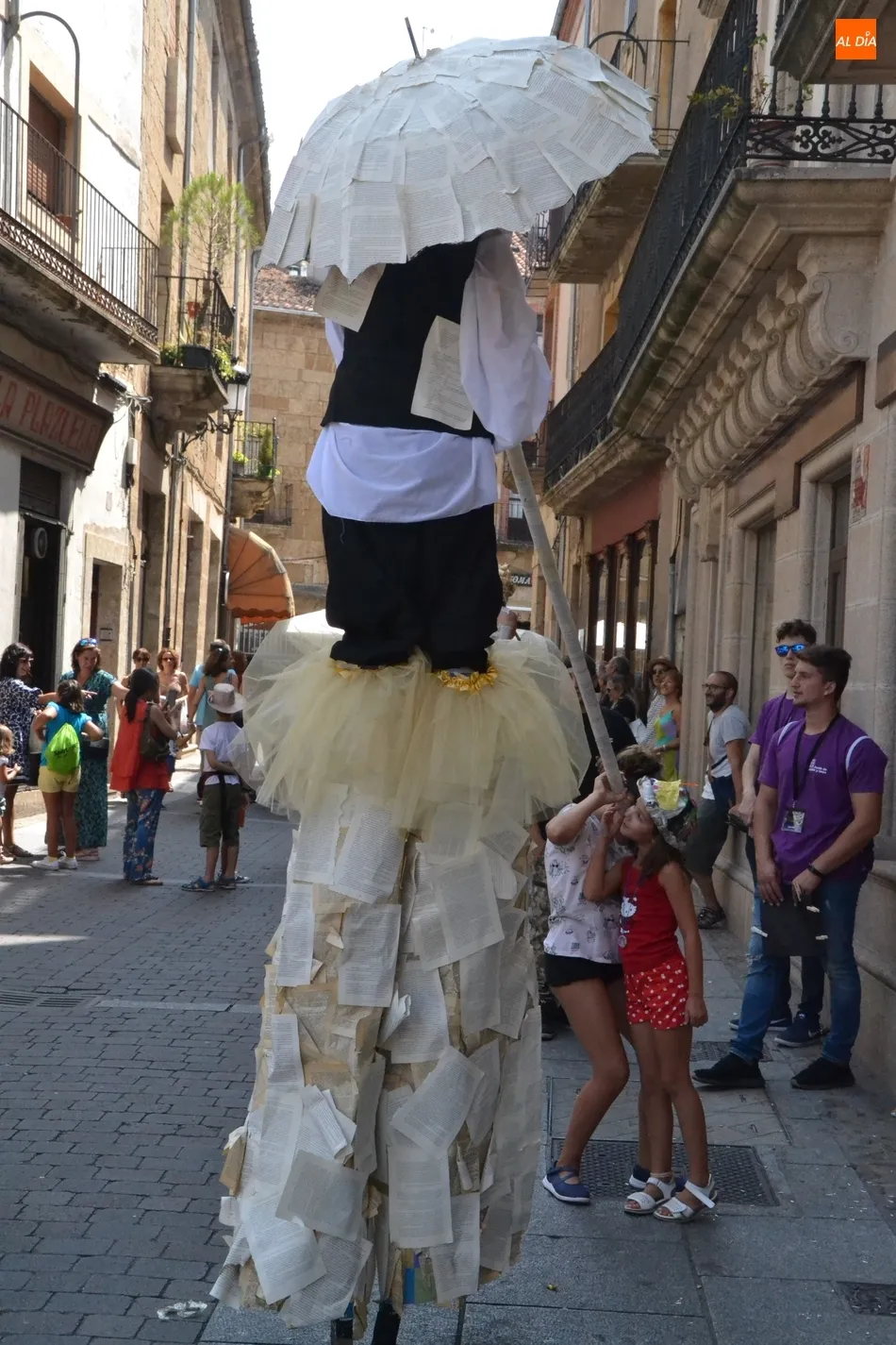 Foto 10 - generacionTeatro vuelve a recorrer las calles tras visitar el Mercado de Abastos  