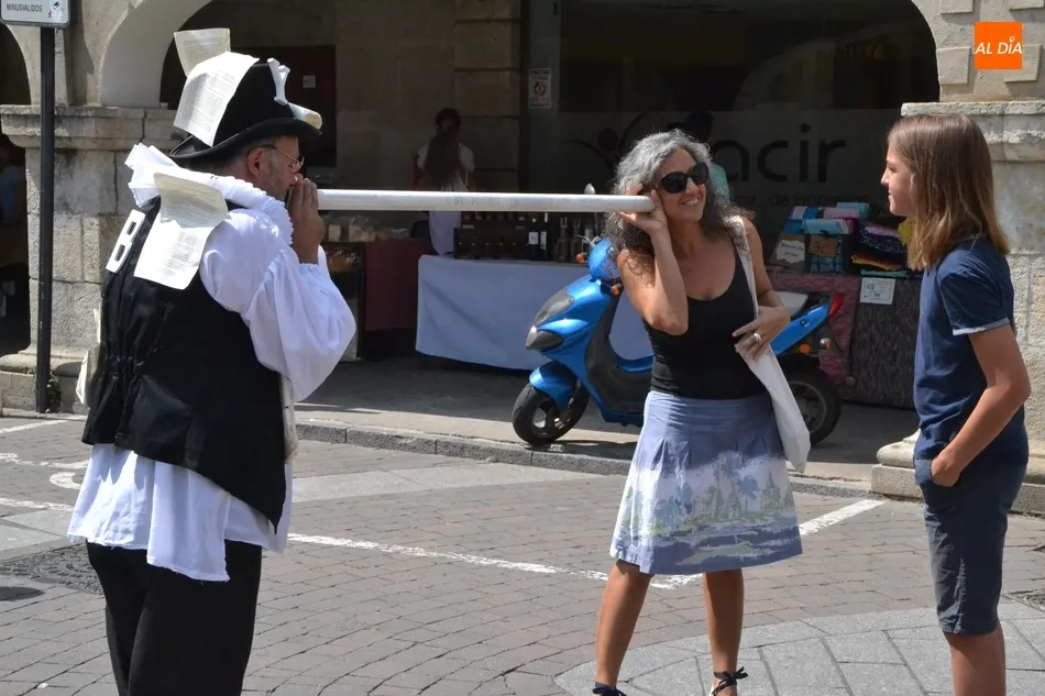 Foto 4 - generacionTeatro vuelve a recorrer las calles tras visitar el Mercado de Abastos  