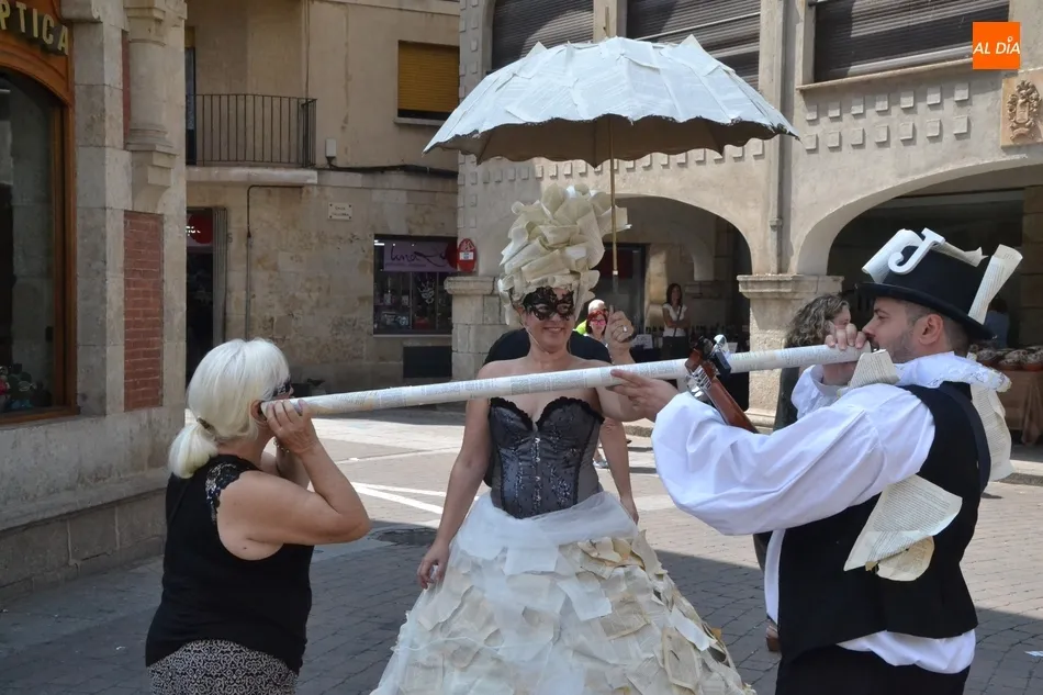 Foto 5 - generacionTeatro vuelve a recorrer las calles tras visitar el Mercado de Abastos  