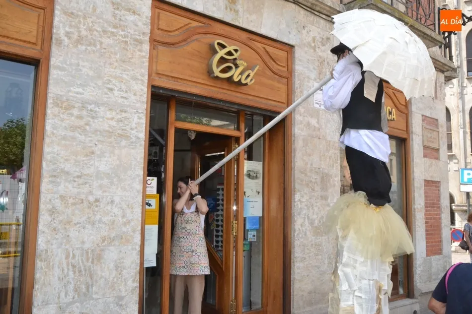 Foto 7 - generacionTeatro vuelve a recorrer las calles tras visitar el Mercado de Abastos  