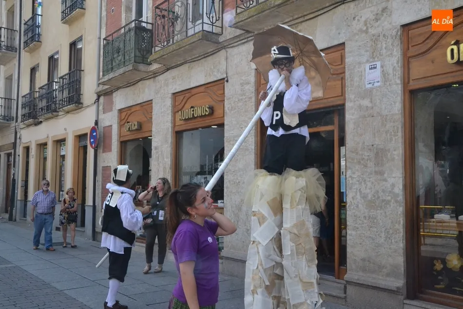 Foto 6 - generacionTeatro vuelve a recorrer las calles tras visitar el Mercado de Abastos  