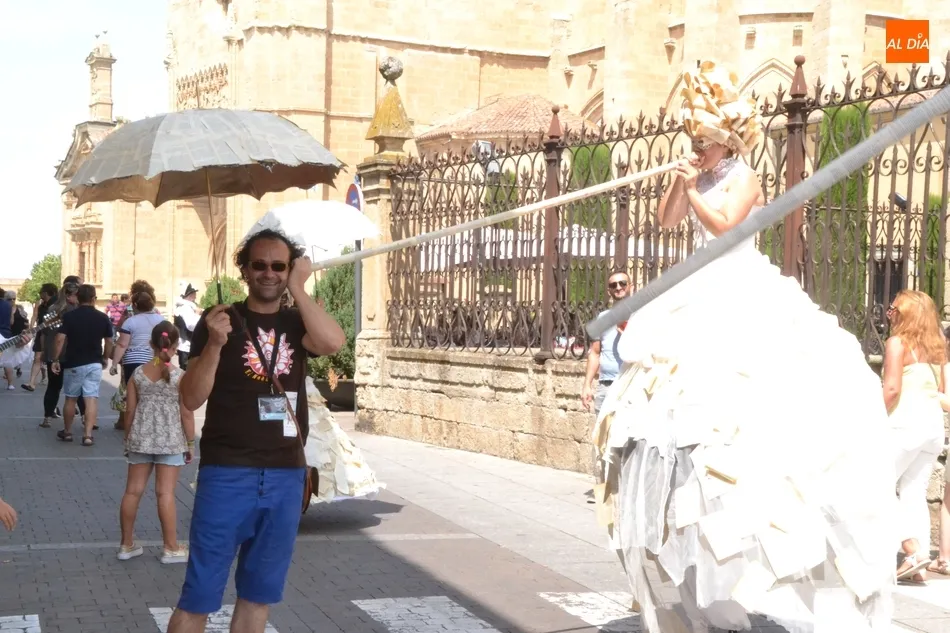 Foto 3 - generacionTeatro vuelve a recorrer las calles tras visitar el Mercado de Abastos  
