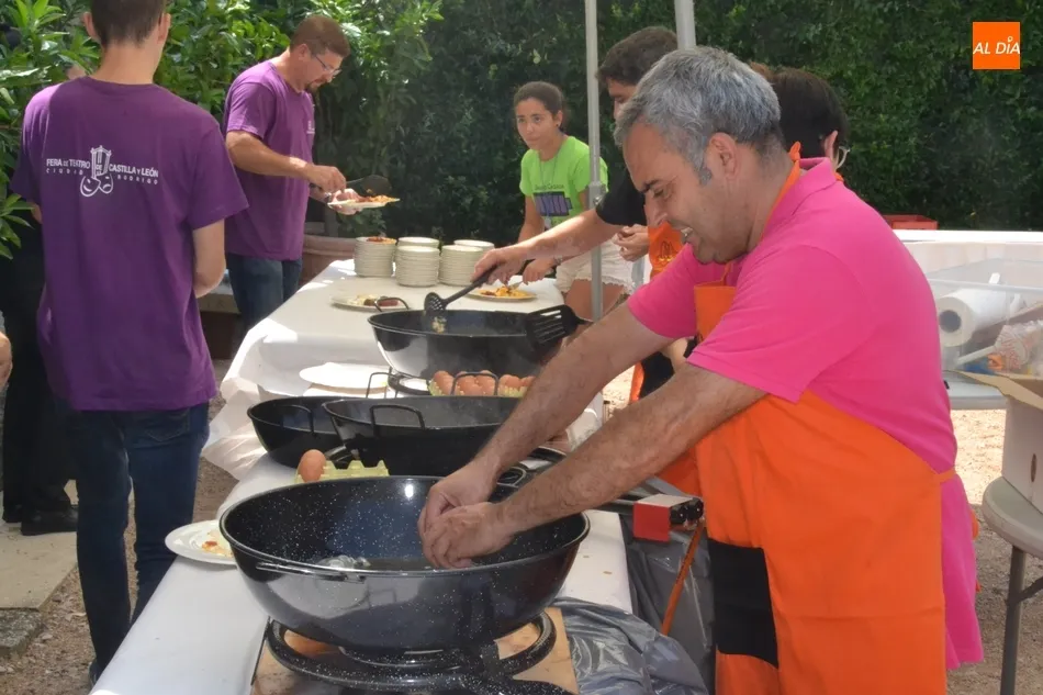 Foto 3 - Los huevos fritos con farinato conquistan el est&oacute;mago de los profesionales de la Feria  