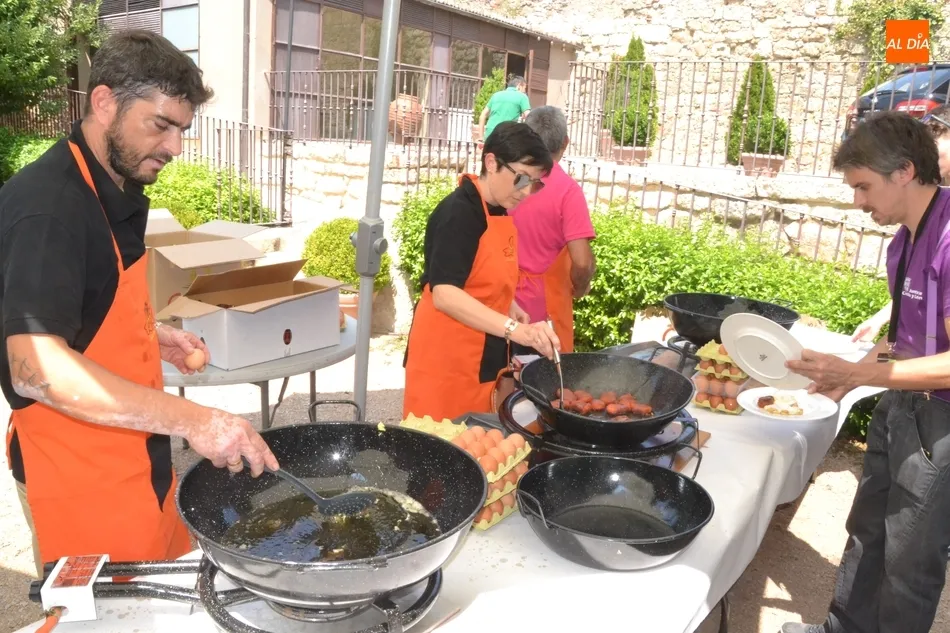 Foto 4 - Los huevos fritos con farinato conquistan el est&oacute;mago de los profesionales de la Feria  