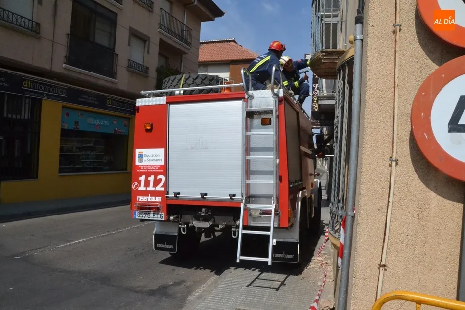 Foto 4 - Los Bomberos retiran por precauci&oacute;n el revestimiento y moldura de un balc&oacute;n  