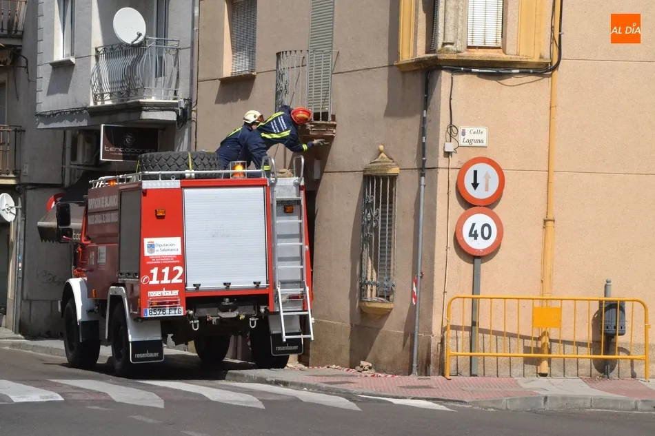 Foto 8 - Los Bomberos retiran por precauci&oacute;n el revestimiento y moldura de un balc&oacute;n  