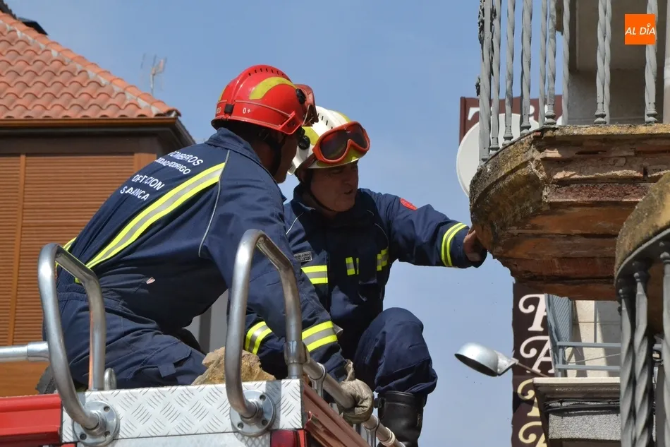 Foto 5 - Los Bomberos retiran por precauci&oacute;n el revestimiento y moldura de un balc&oacute;n  
