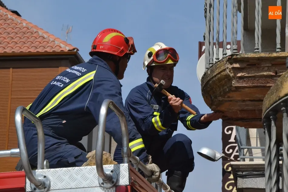 Los Bomberos retiran por precaución el revestimiento y moldura de un balcón  