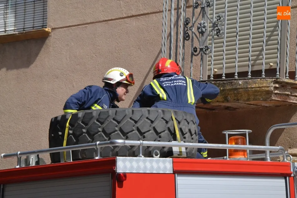 Foto 7 - Los Bomberos retiran por precauci&oacute;n el revestimiento y moldura de un balc&oacute;n  