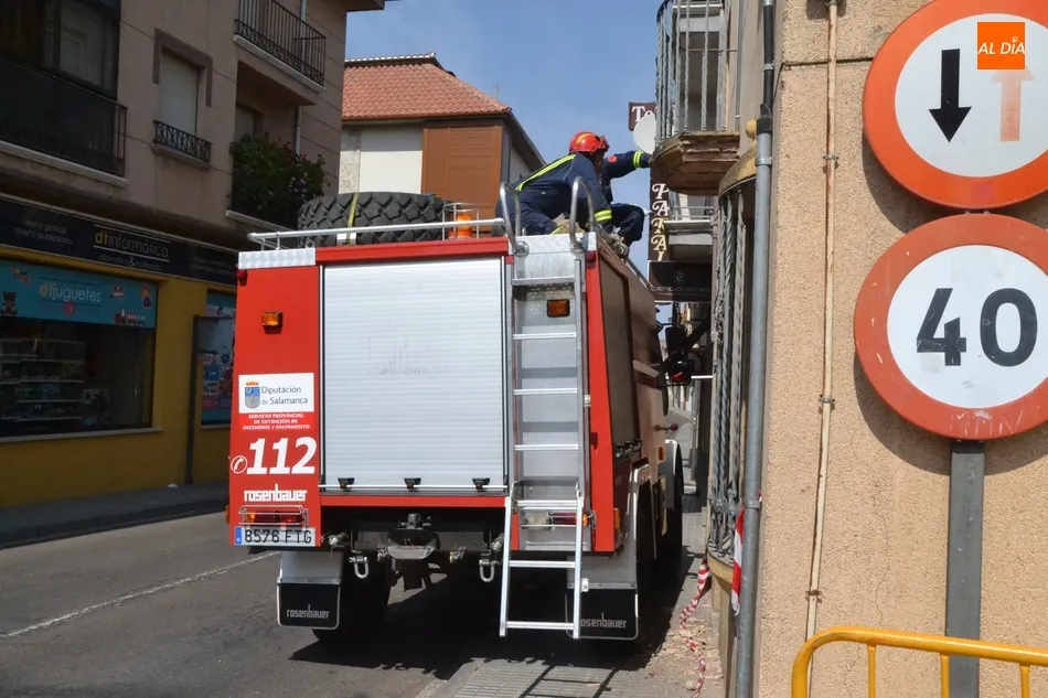 Foto 6 - Los Bomberos retiran por precauci&oacute;n el revestimiento y moldura de un balc&oacute;n  