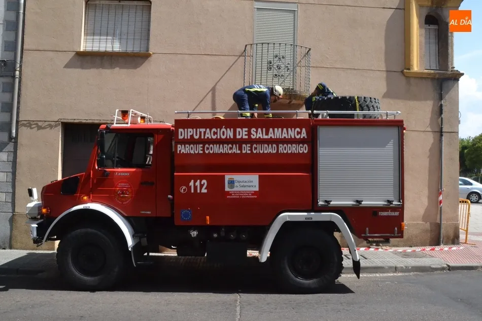 Foto 2 - Los Bomberos retiran por precauci&oacute;n el revestimiento y moldura de un balc&oacute;n  