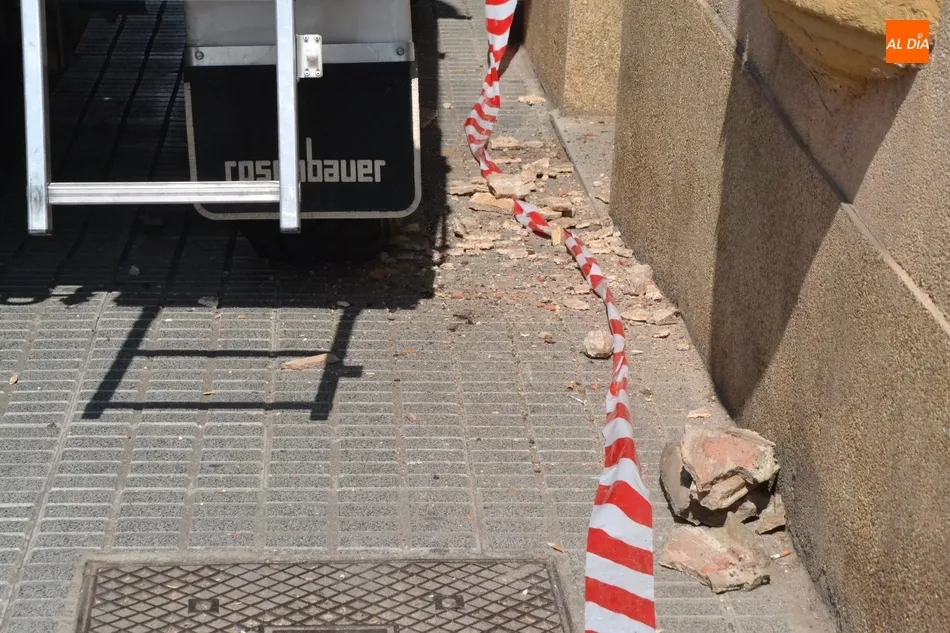 Foto 3 - Los Bomberos retiran por precauci&oacute;n el revestimiento y moldura de un balc&oacute;n  