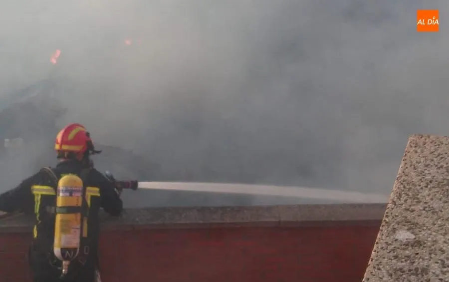 Foto 9 - Alarma en La Fregeneda por el incendio de una vivienda  