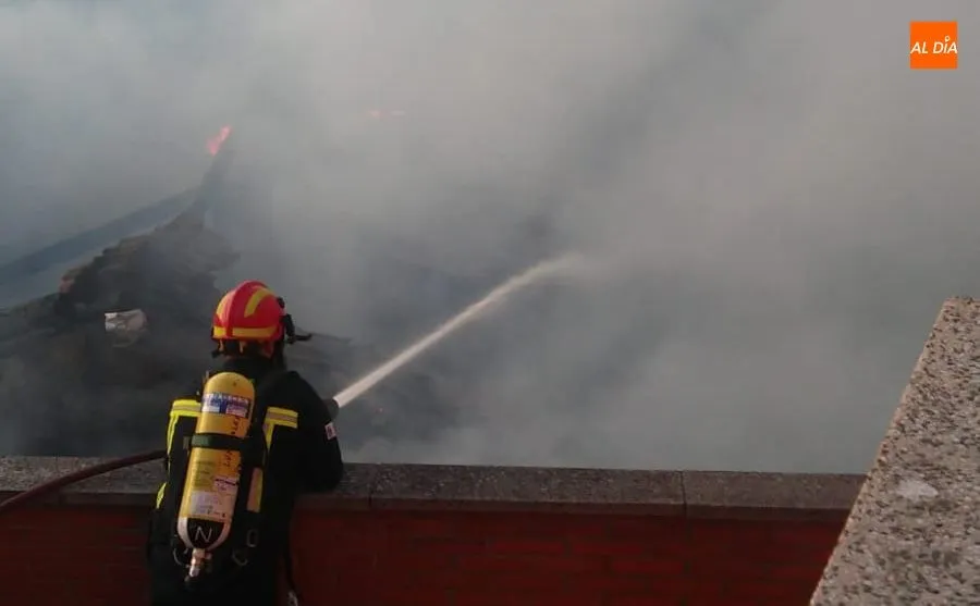 Foto 8 - Alarma en La Fregeneda por el incendio de una vivienda  