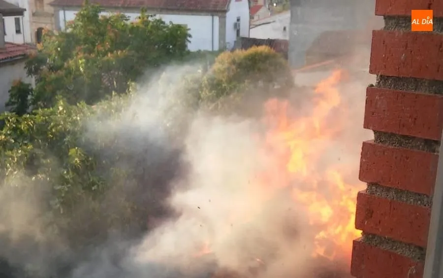 Foto 6 - Alarma en La Fregeneda por el incendio de una vivienda  