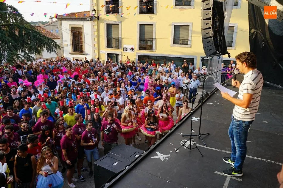 El atleta internacional, David Alejandro, pregonó los festejos arrancando aplausos y vítores por parte del público