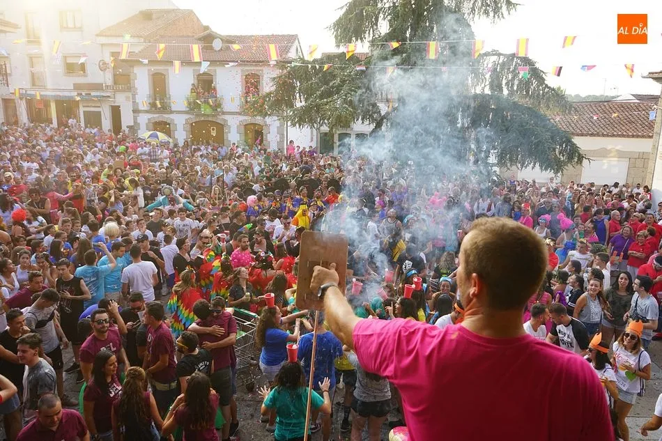 Foto 10 - Las pe&ntilde;as toman la plaza para el chupinazo y el preg&oacute;n