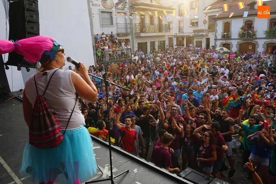 Foto 8 - Las pe&ntilde;as toman la plaza para el chupinazo y el preg&oacute;n