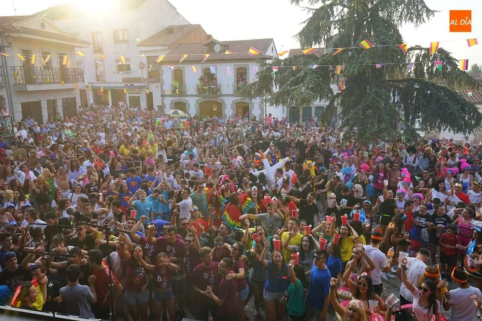 Foto 7 - Las pe&ntilde;as toman la plaza para el chupinazo y el preg&oacute;n