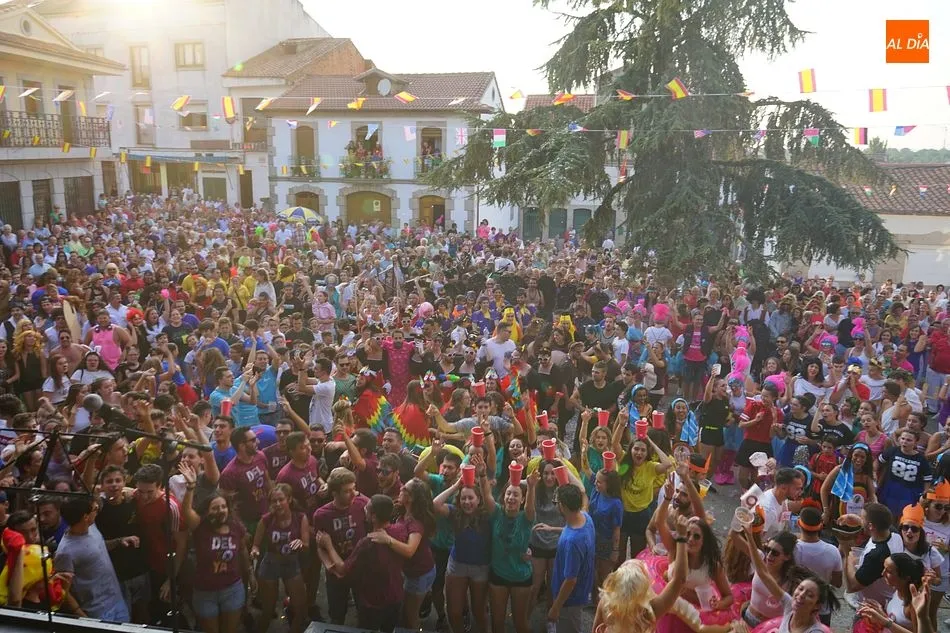 Foto 6 - Las pe&ntilde;as toman la plaza para el chupinazo y el preg&oacute;n