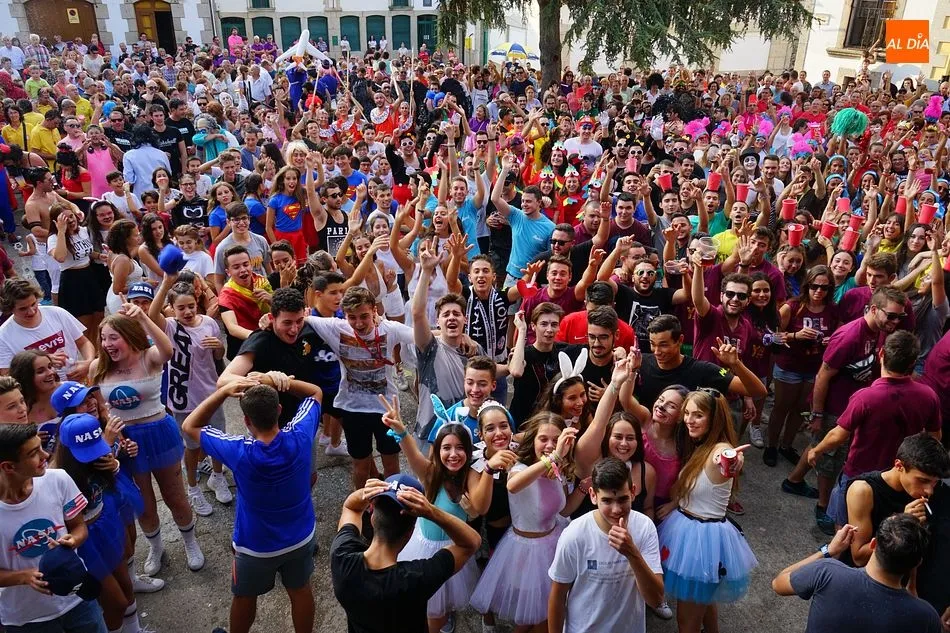 Foto 2 - Las pe&ntilde;as toman la plaza para el chupinazo y el preg&oacute;n