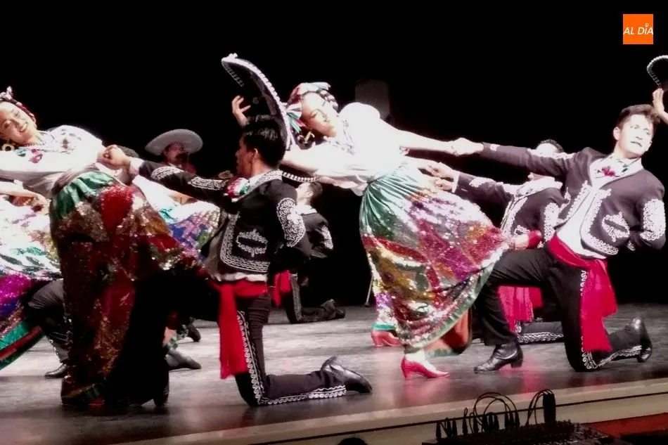 Foto 2 - Noche de danza con el ballet folkl&oacute;rico Mexico en Vivo en el Teatro Cervantes  