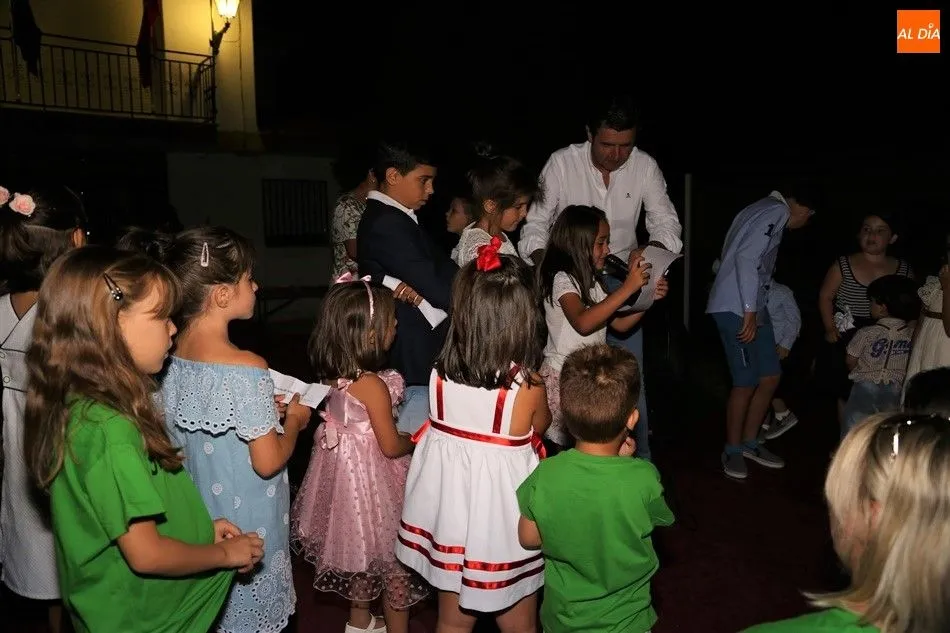 Los niños pronuncian el pregón ante los vecinos