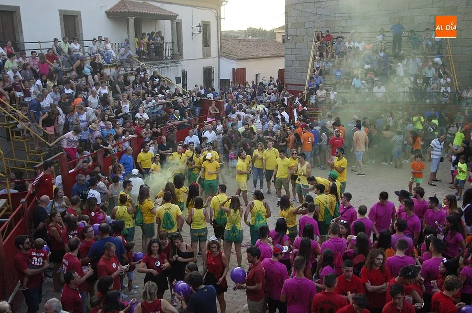 Foto 2 - Fuenteguinaldo le da la bienvenida a San Bartolom&eacute; como si fuera M&iacute;ster Marshall  