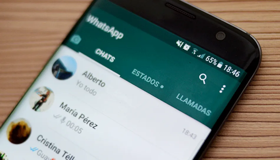 La copia es rápida y sencilla, en el botón de «Menú/Ajustes/Chats» aparece la opción de «Copia de seguridad»