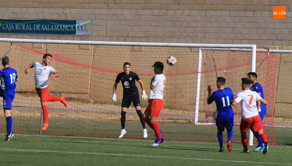 Una acción de la presentación del Santa Marta ante el Alavés B. Foto: Alberto Martín