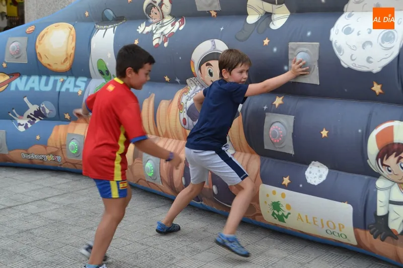 Foto 10 - La multiactividad infantil llena de vida la Plaza Nueva
