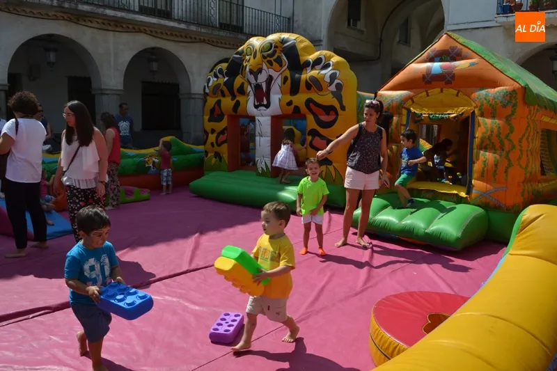 Foto 8 - La multiactividad infantil llena de vida la Plaza Nueva