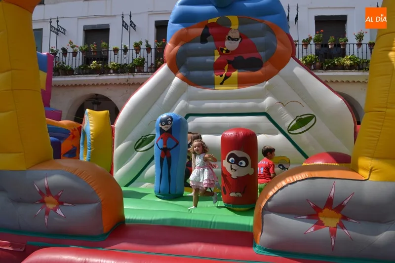 Foto 7 - La multiactividad infantil llena de vida la Plaza Nueva