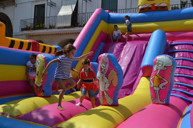 Foto 6 - La multiactividad infantil llena de vida la Plaza Nueva