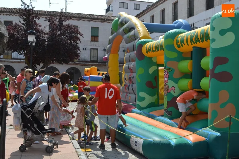 Foto 2 - La multiactividad infantil llena de vida la Plaza Nueva