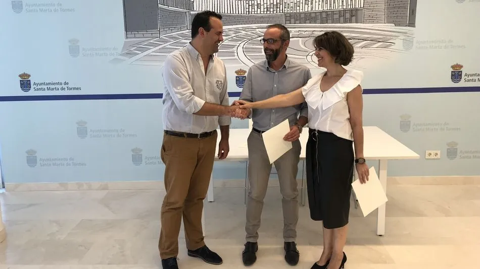 Momento de la firma del convenio entre el Ayuntamiento y Leroy Merlin