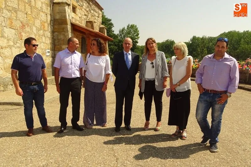Javier Iglesias con Inés Martín y los diferentes miembros del ayuntamiento