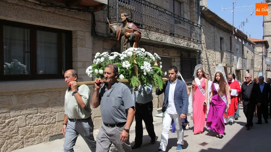 Como cada año, numerosos vecinos acompañaron a San Bartolo en la procesión por las calles de Aldeadávila / MARIBEL
