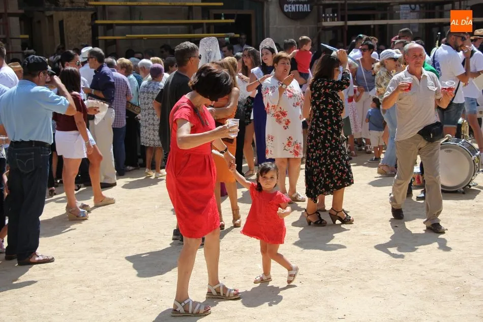 Foto 3 - La capital de La Ribera se rinde a San &lsquo;Bartolo&rsquo; en el d&iacute;a grande de las Fiestas del Toro  